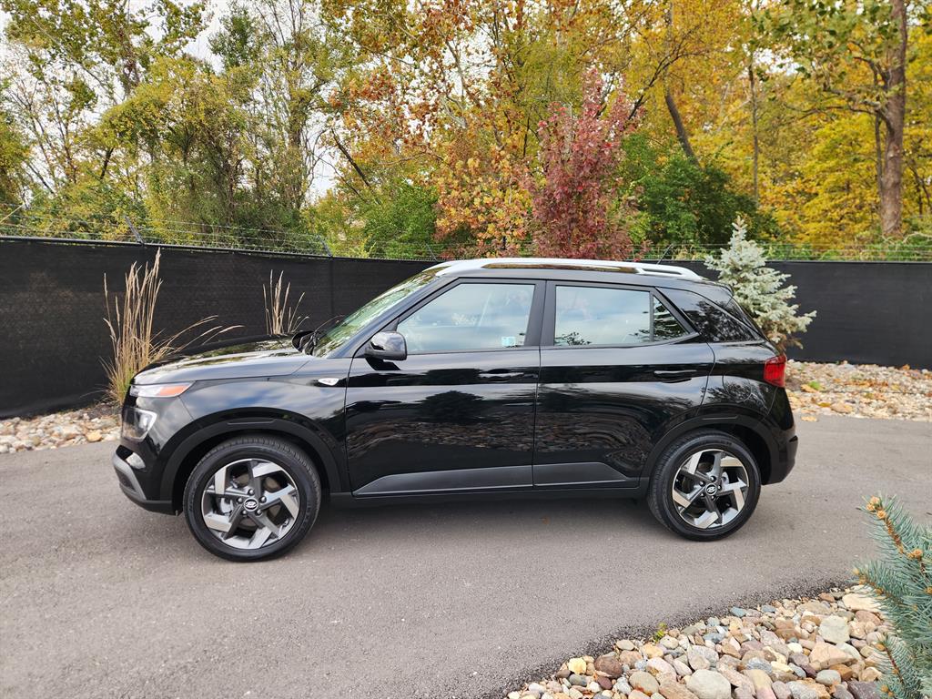 2024 Hyundai Venue SEL photo 2