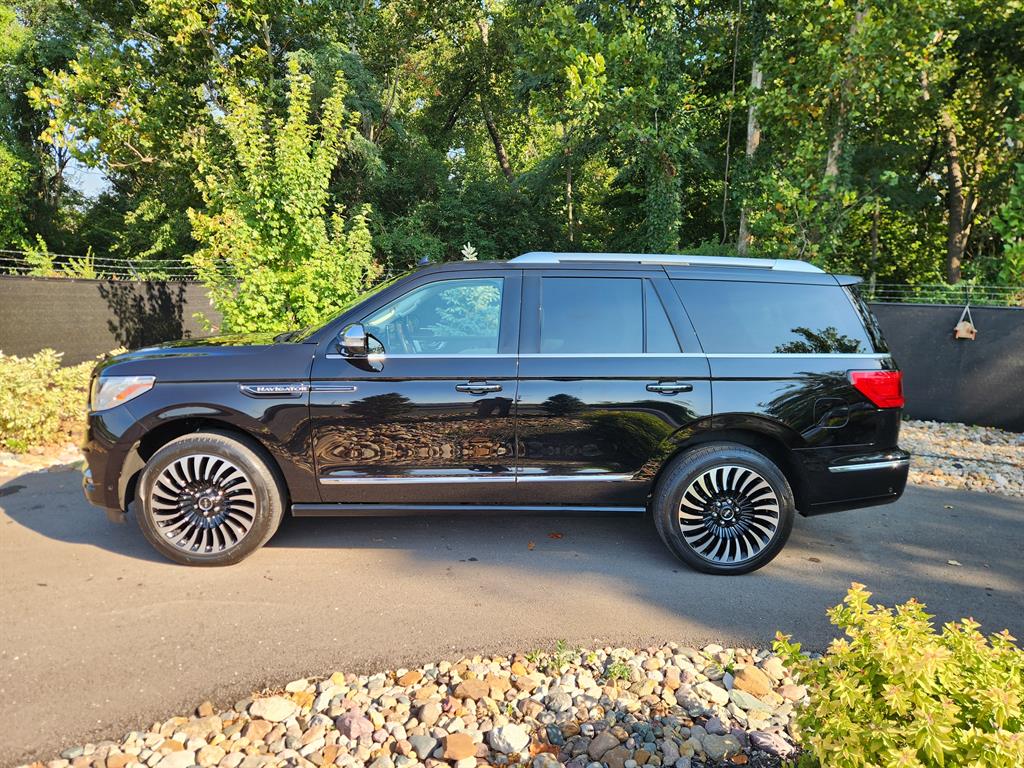 2021 Lincoln Navigator Black Label photo 2