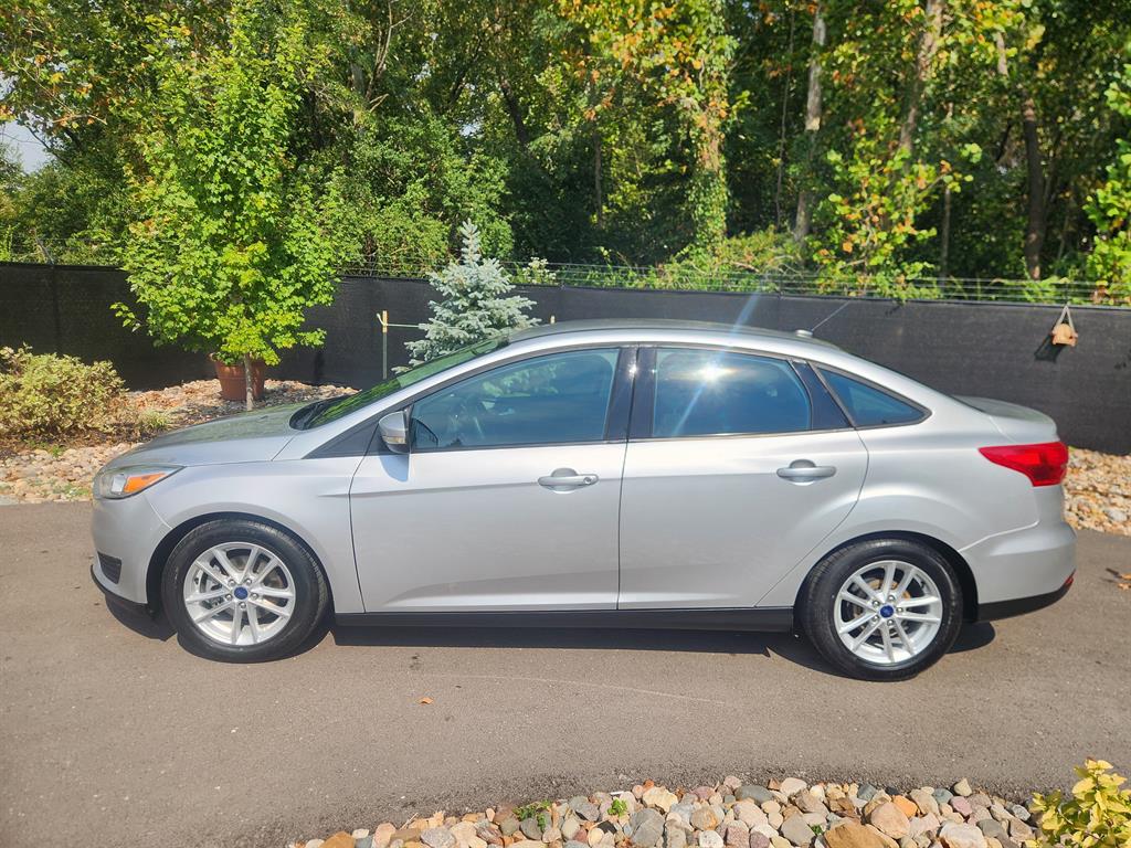2016 Ford Focus SE photo 2