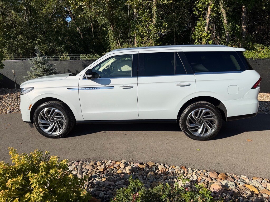 2025 Lincoln Navigator Reserve photo 2