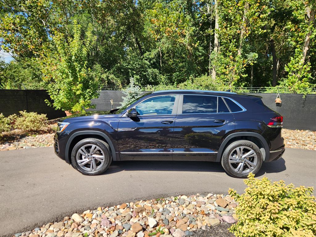 2024 Volkswagen Atlas Cross Sport SEL R-Line photo 2