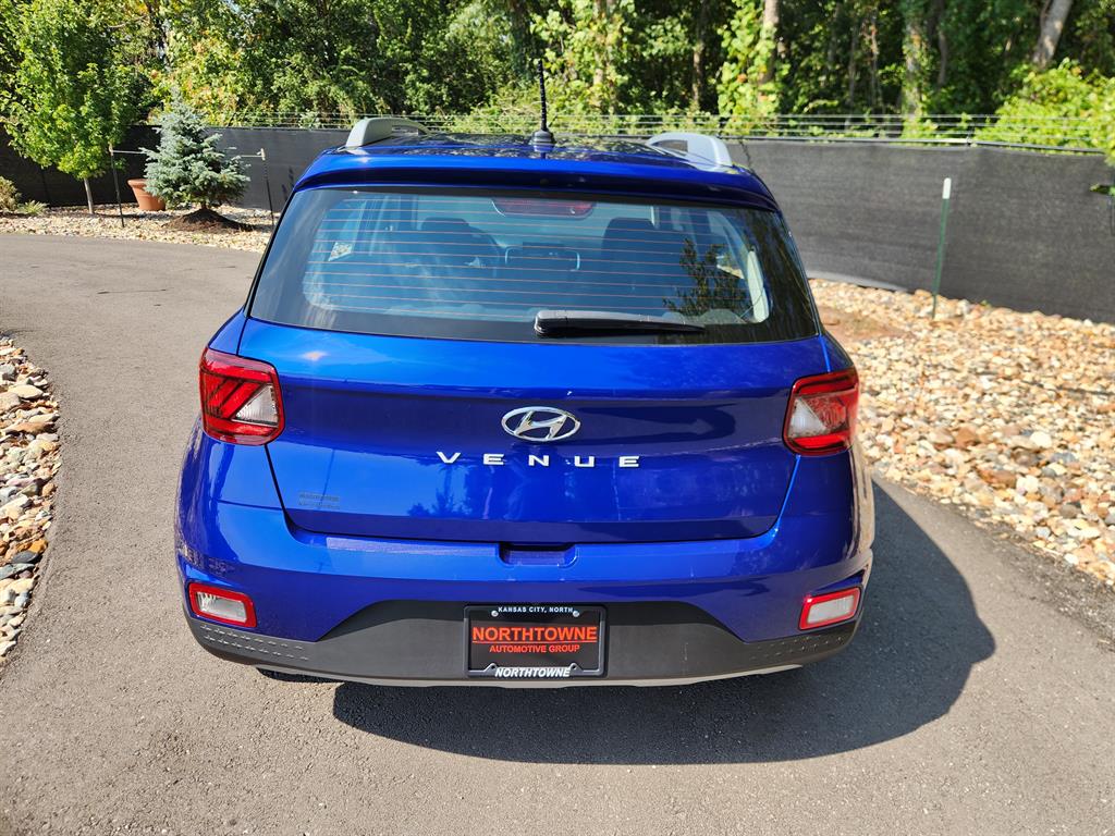 2024 Hyundai Venue SEL photo 4