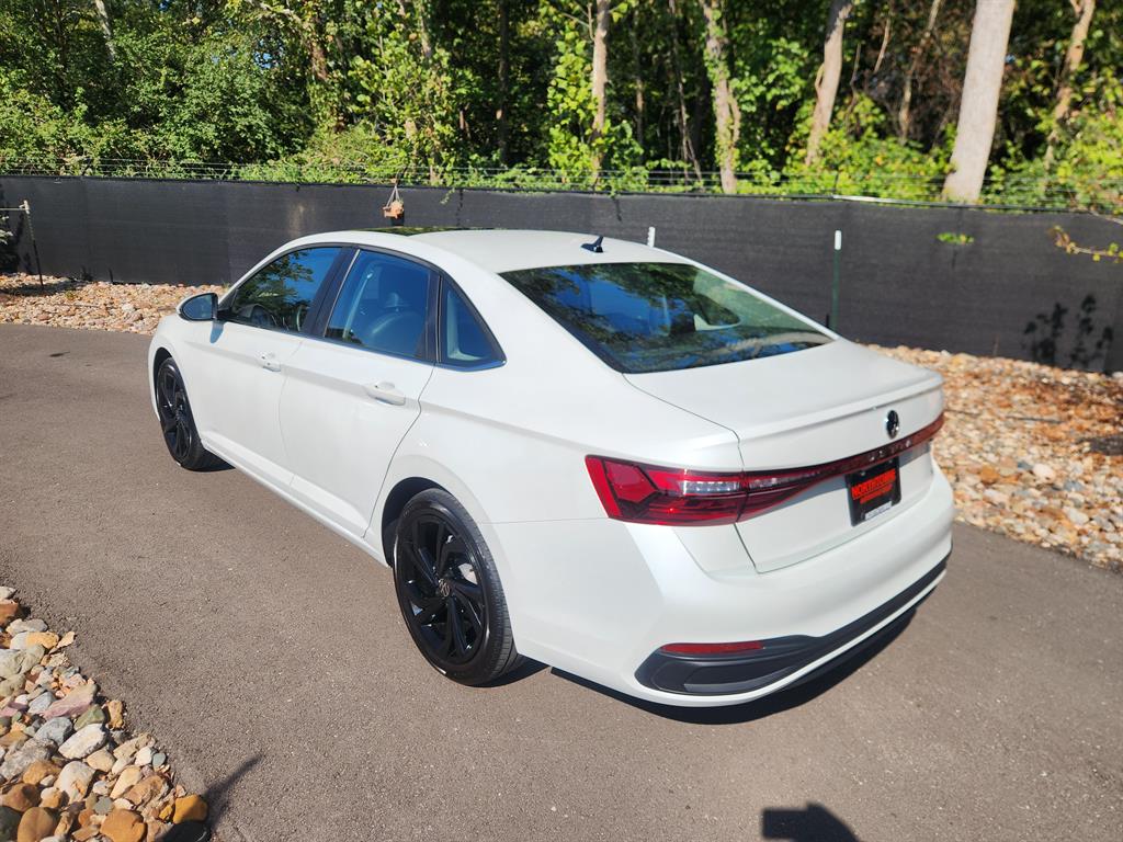 2025 Volkswagen Jetta 1.5T SE photo 2