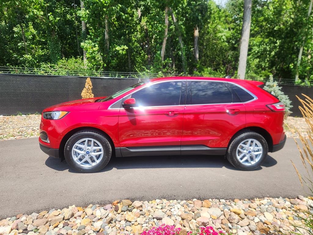 2022 Ford Edge SEL photo 2