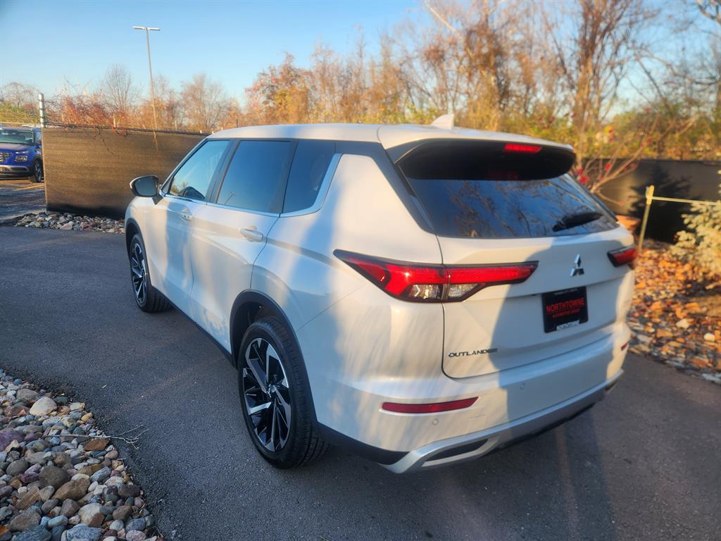 2024 Mitsubishi Outlander SE photo 3