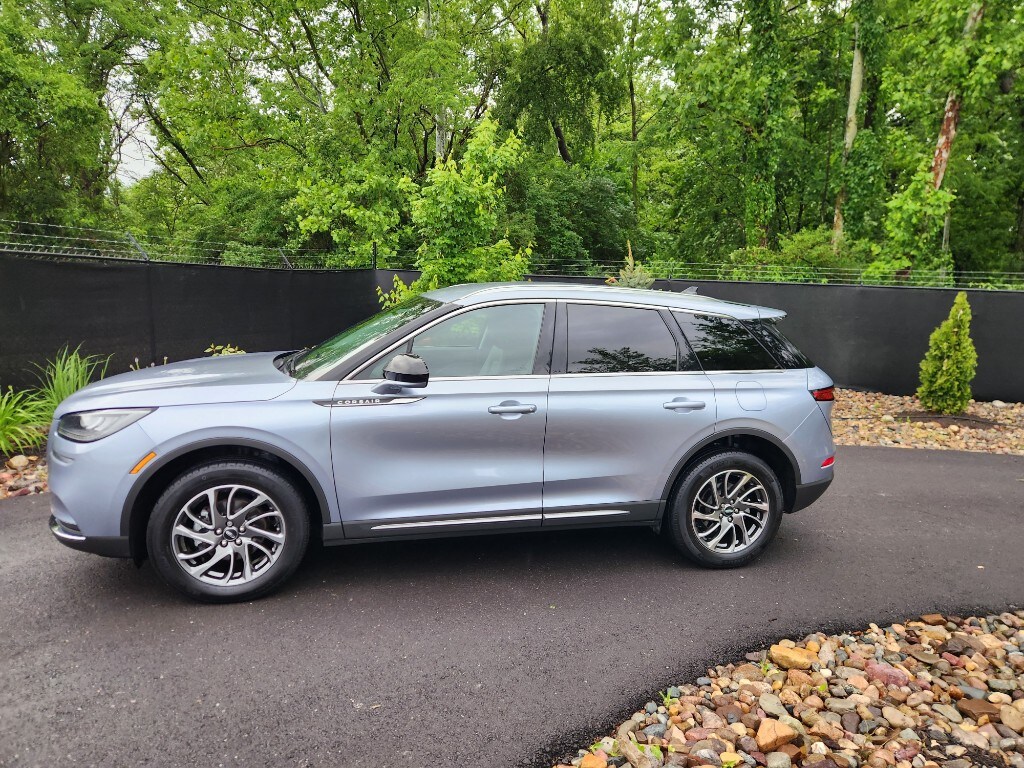 2022 Lincoln Corsair Standard photo 2