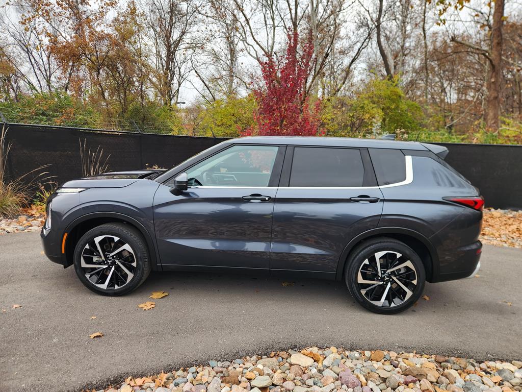 2024 Mitsubishi Outlander SE photo 2