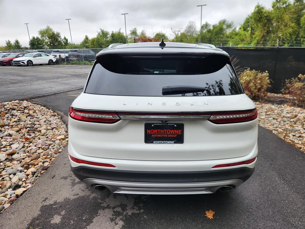 2022 Lincoln Corsair Standard photo 2