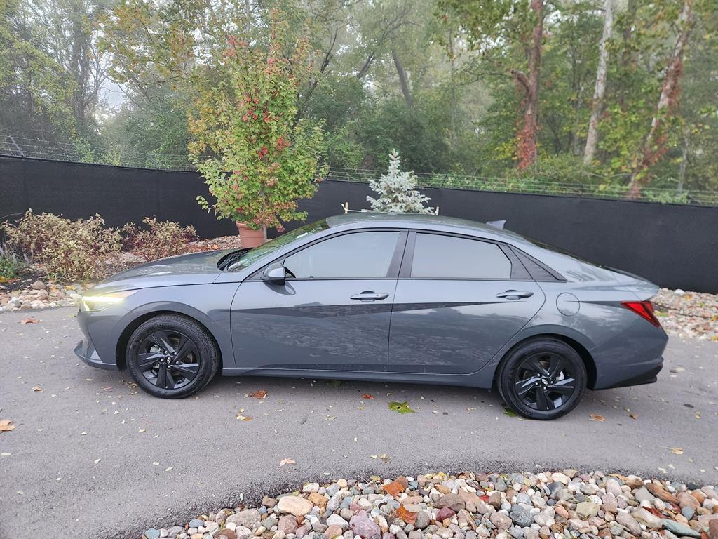 2023 Hyundai Elantra SEL photo 2