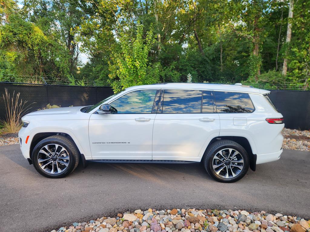 2021 Jeep Grand Cherokee Overland photo 2