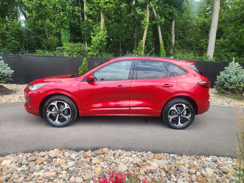 2023 Ford Escape ST-Line Select photo 2