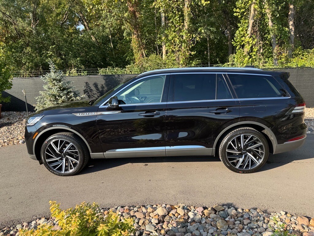 2025 Lincoln Aviator Reserve photo 2