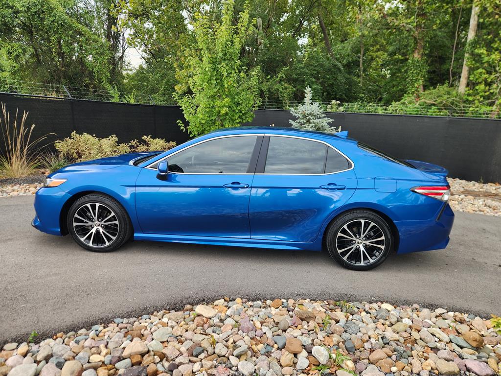 2020 Toyota Camry SE photo 2