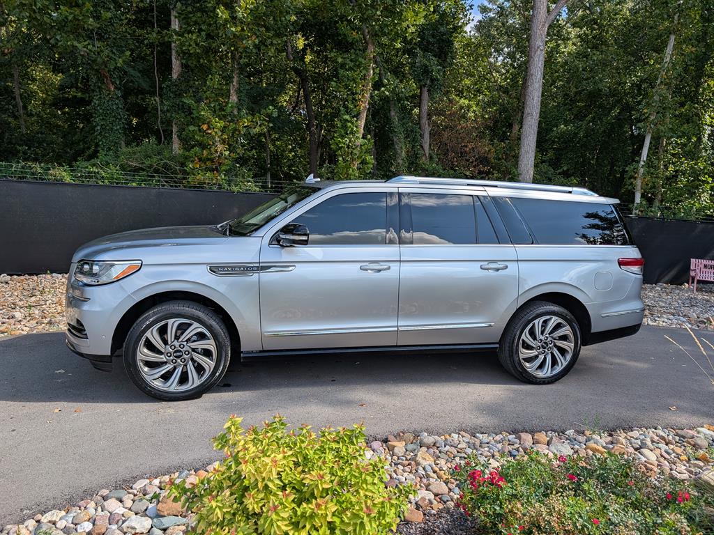 2022 Lincoln Navigator Reserve L photo 2