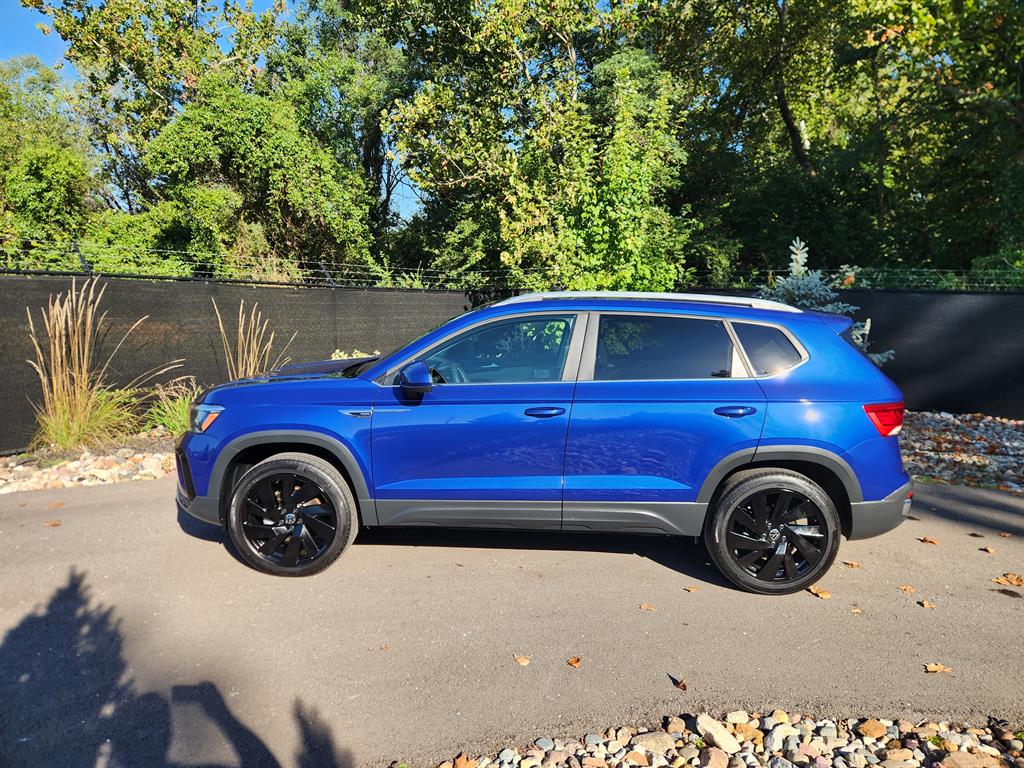 2024 Volkswagen Taos SE photo 2