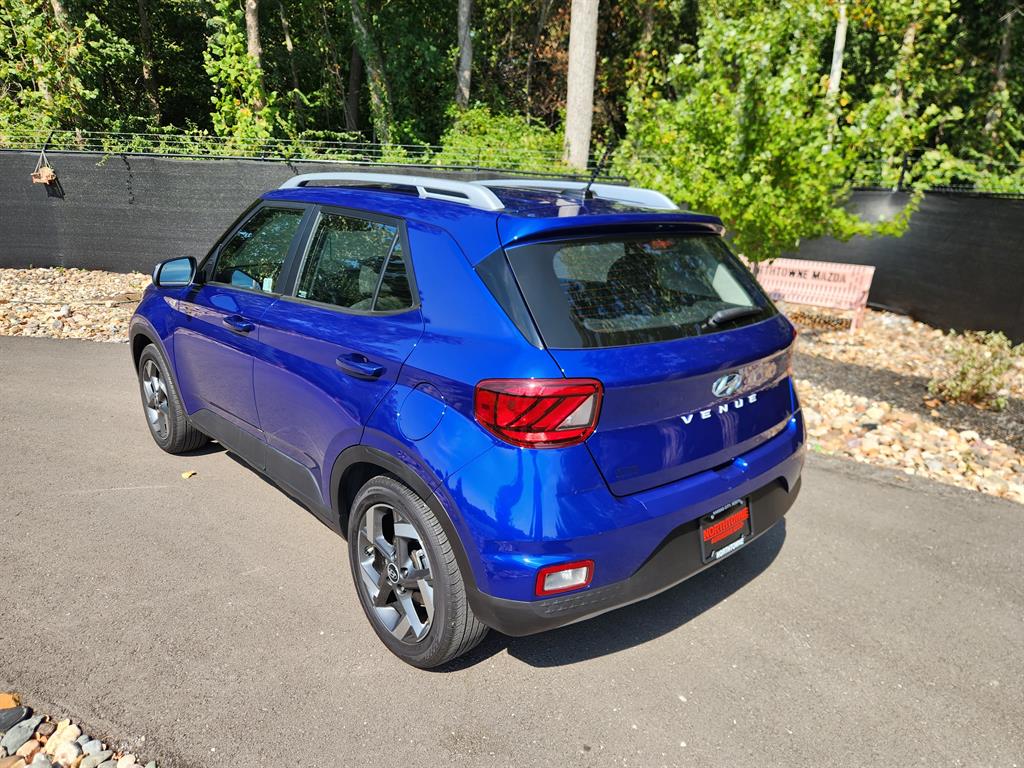 2024 Hyundai Venue SEL photo 3