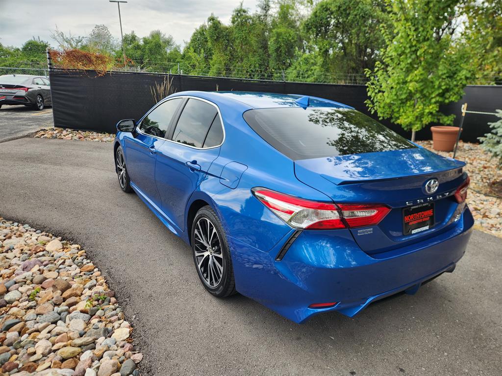 2020 Toyota Camry SE photo 3
