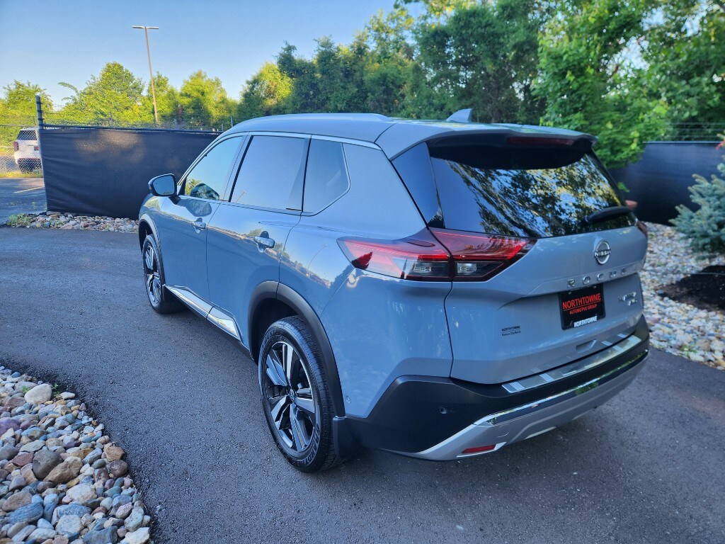 2023 Nissan Rogue Platinum photo 3