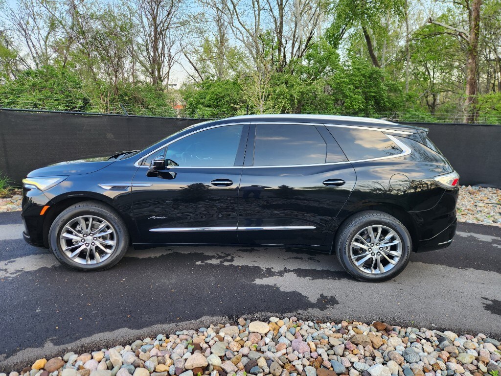 2022 Buick Enclave Avenir photo 2