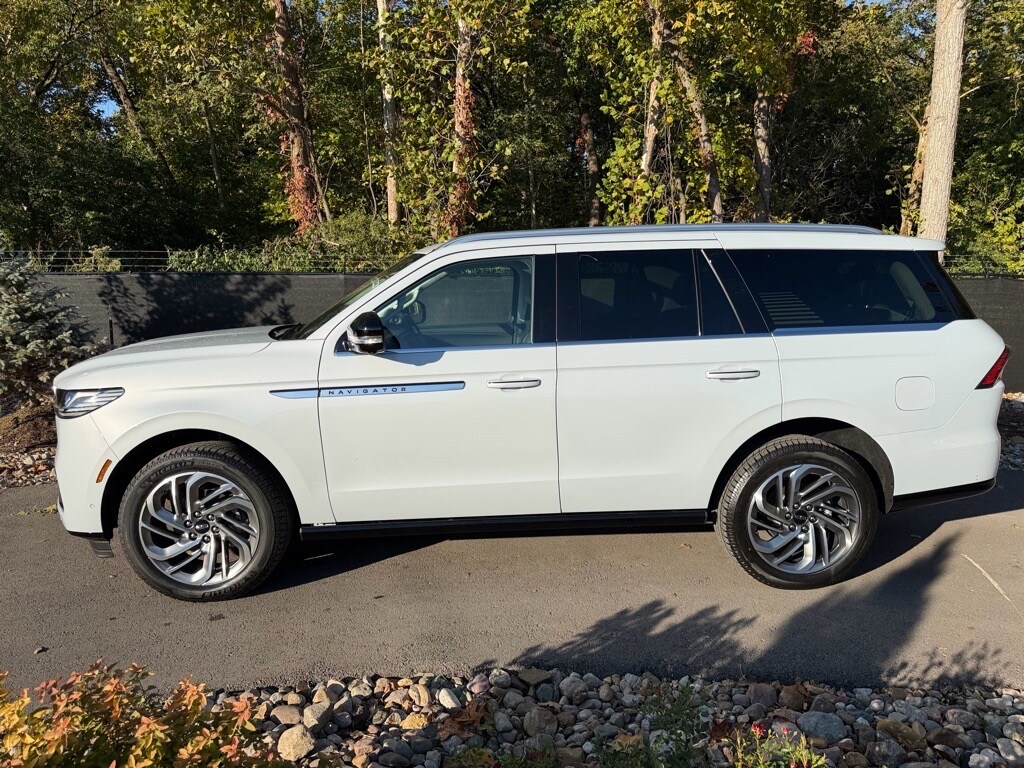 2025 Lincoln Navigator Reserve photo 2