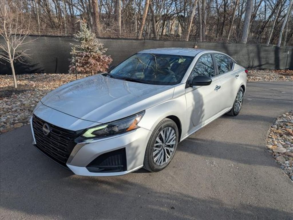 Used 2024 Nissan Altima 2.5 SV Sedan