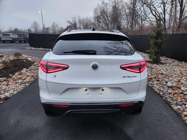 2024 Alfa Romeo Stelvio Ti photo 4