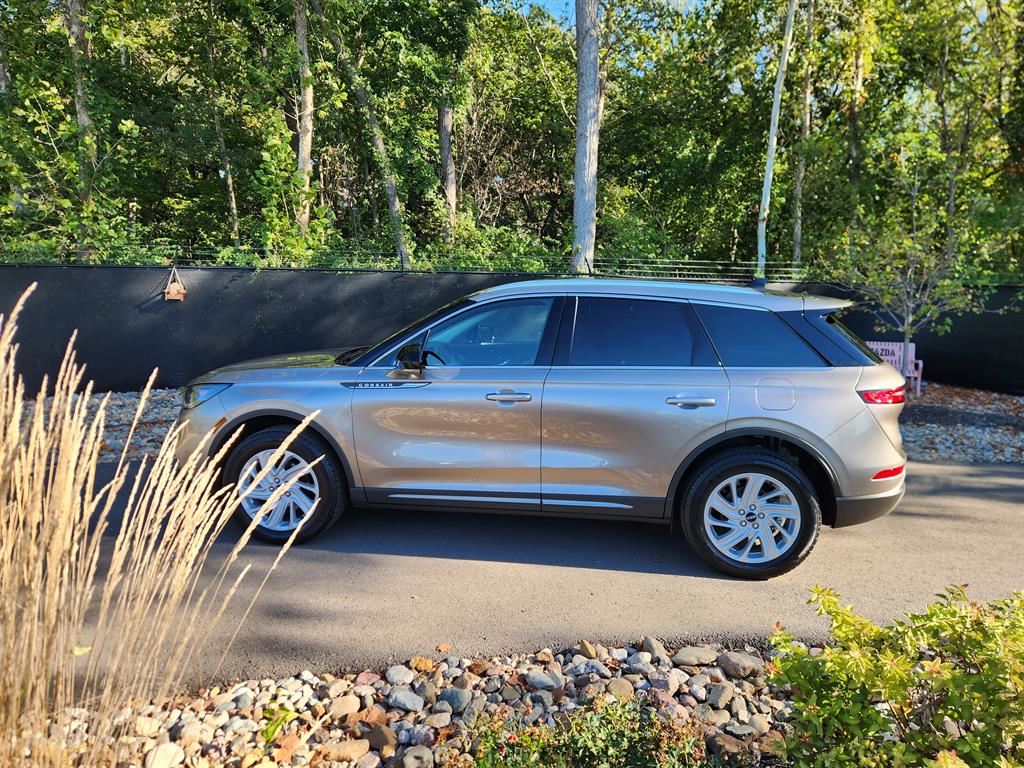 2021 Lincoln Corsair Standard photo 2