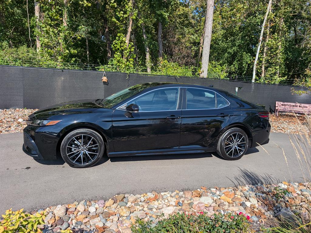 2024 Toyota Camry SE photo 2