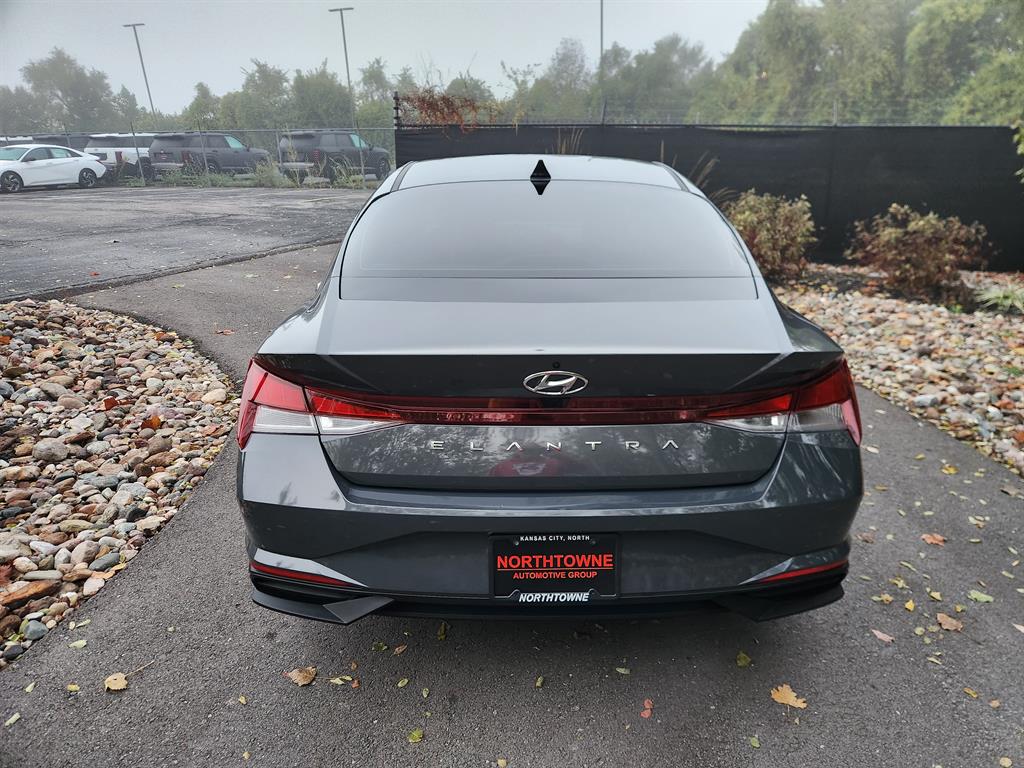 2023 Hyundai Elantra SEL photo 4