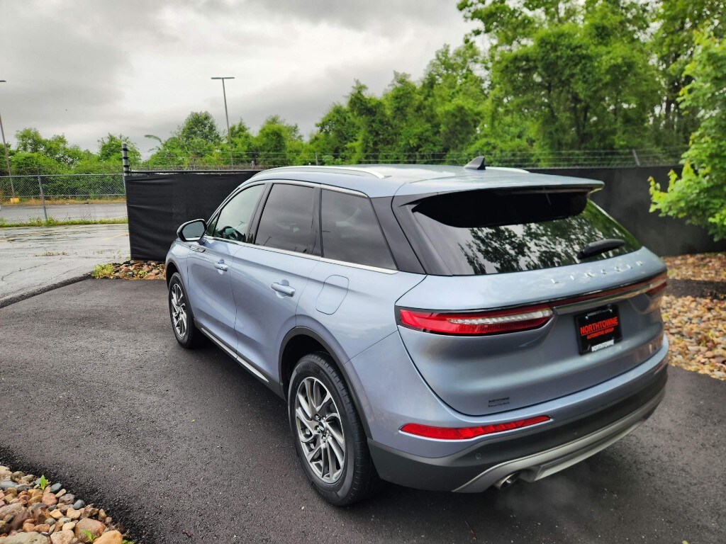 2022 Lincoln Corsair Standard photo 3