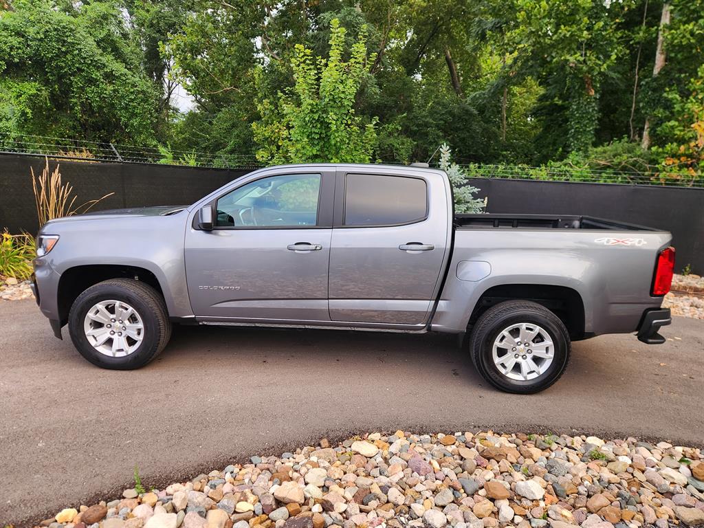 2022 Chevrolet Colorado LT photo 2
