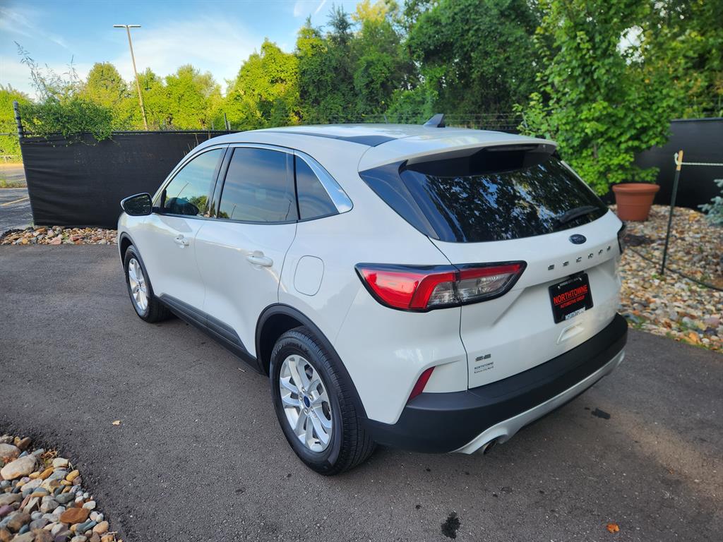 2021 Ford Escape SE photo 3