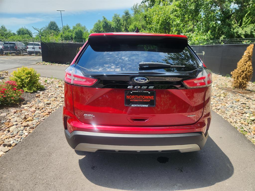 2022 Ford Edge SEL photo 4