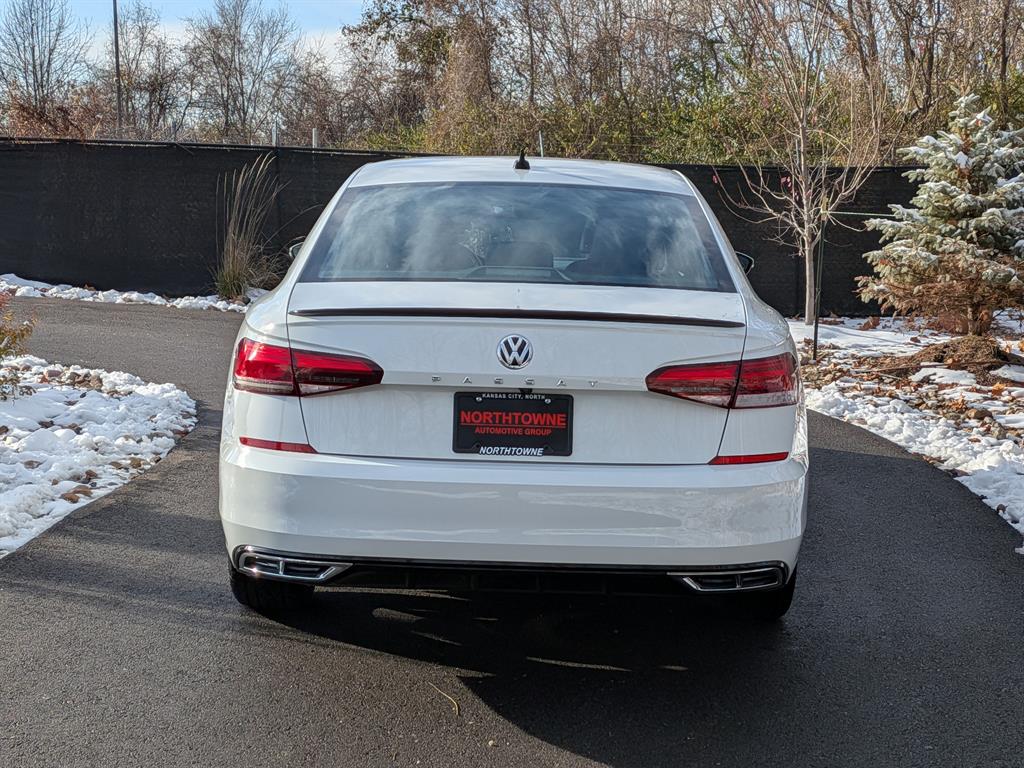 2021 Volkswagen Passat 2.0T R-Line photo 4