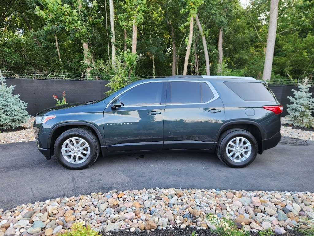 Used 2018 Chevrolet Traverse 1LT with VIN 1GNEVGKW1JJ180884 for sale in Kansas City