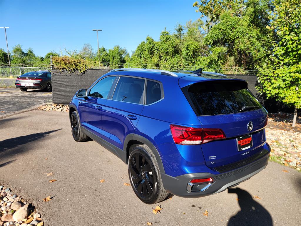 2024 Volkswagen Taos SE photo 3