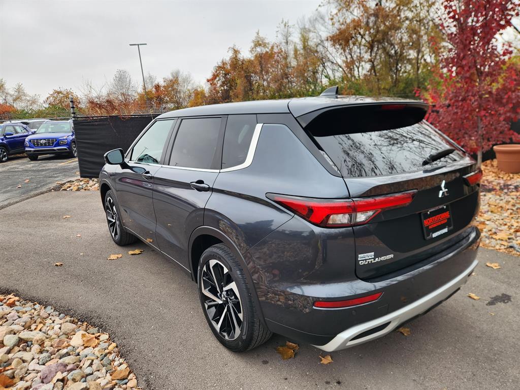 2024 Mitsubishi Outlander SE photo 3