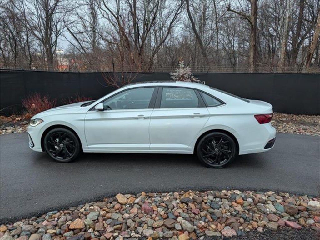 Certified 2025 Volkswagen Jetta 1.5T SE Sedan