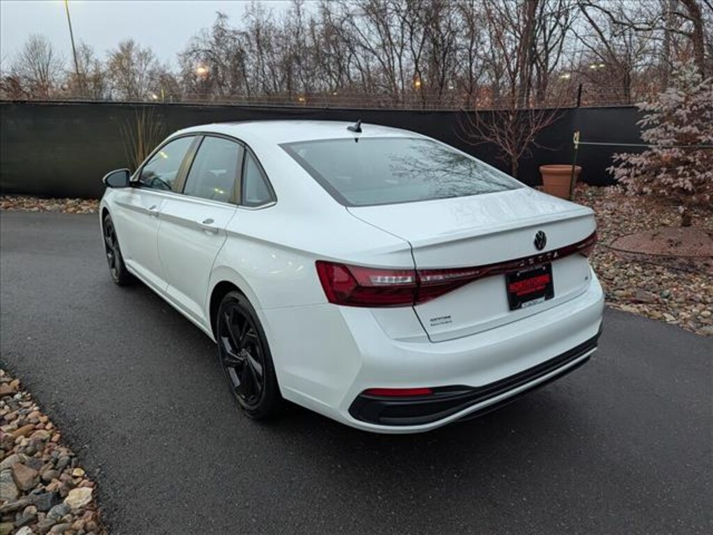 Certified 2025 Volkswagen Jetta 1.5T SE Sedan