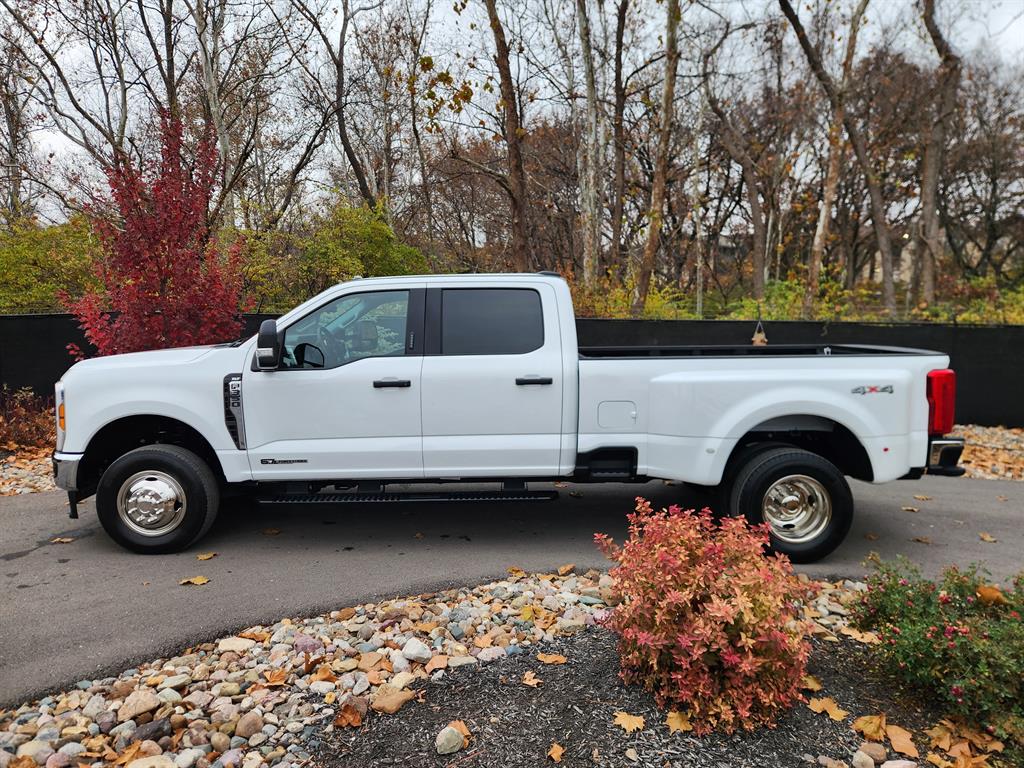 2024 Ford F-350 photo 2