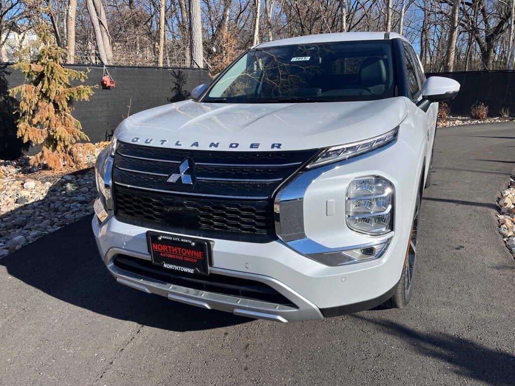 2025 Mitsubishi Outlander PHEV SE photo 2