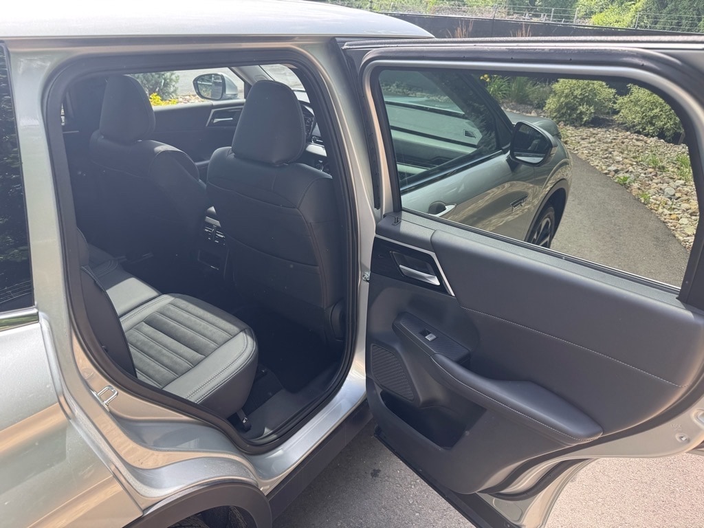 2025 Mitsubishi Outlander Plug-in Hybrid SE - Photo 13