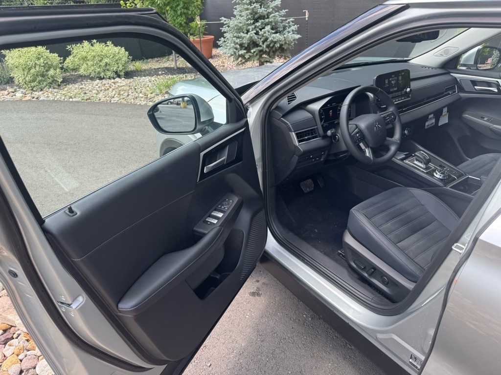 2025 Mitsubishi Outlander Plug-in Hybrid SE - Photo 21