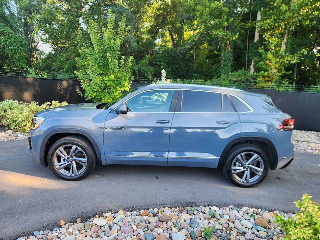 2024 Volkswagen Atlas Cross Sport SEL R-Line photo 2