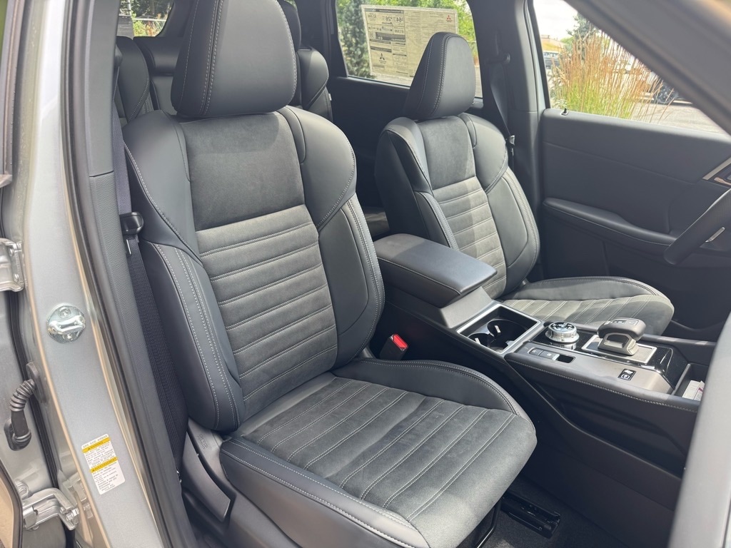 2025 Mitsubishi Outlander Plug-in Hybrid SE - Photo 12