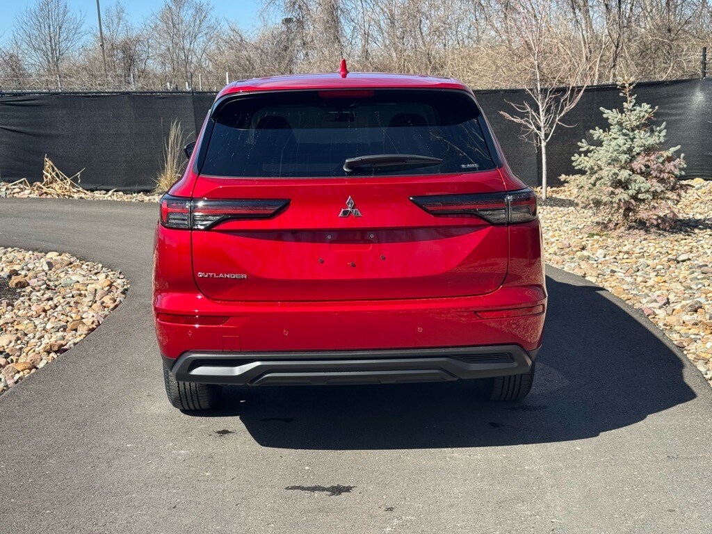2025 Mitsubishi Outlander ES photo 4