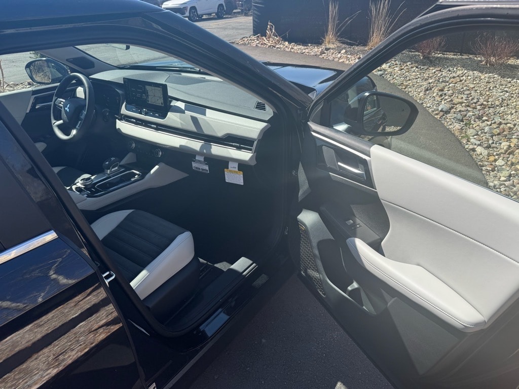 2025 Mitsubishi Outlander SE - Photo 11