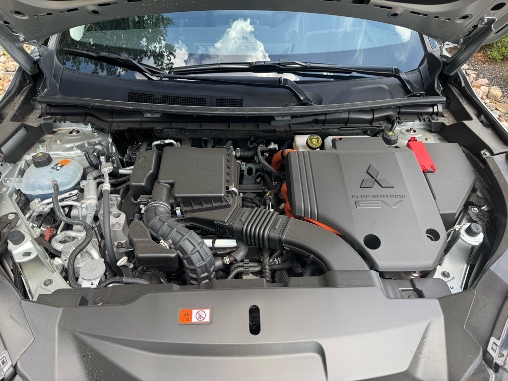 2025 Mitsubishi Outlander Plug-in Hybrid SE - Photo 10