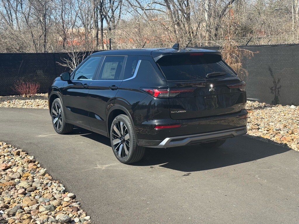 2025 Mitsubishi Outlander SE photo 3