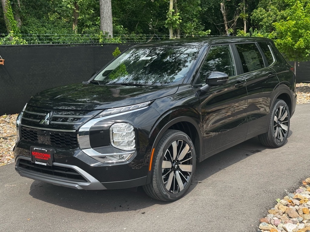 2025 Mitsubishi Outlander SE's photo